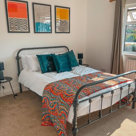 Staybynumbers - Spacious Three Bed House Royal Hillsborough Extérieur photo