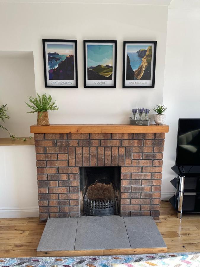 Staybynumbers - Spacious Three Bed House Royal Hillsborough Extérieur photo