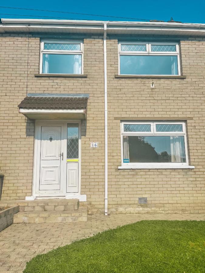 Staybynumbers - Spacious Three Bed House Royal Hillsborough Extérieur photo