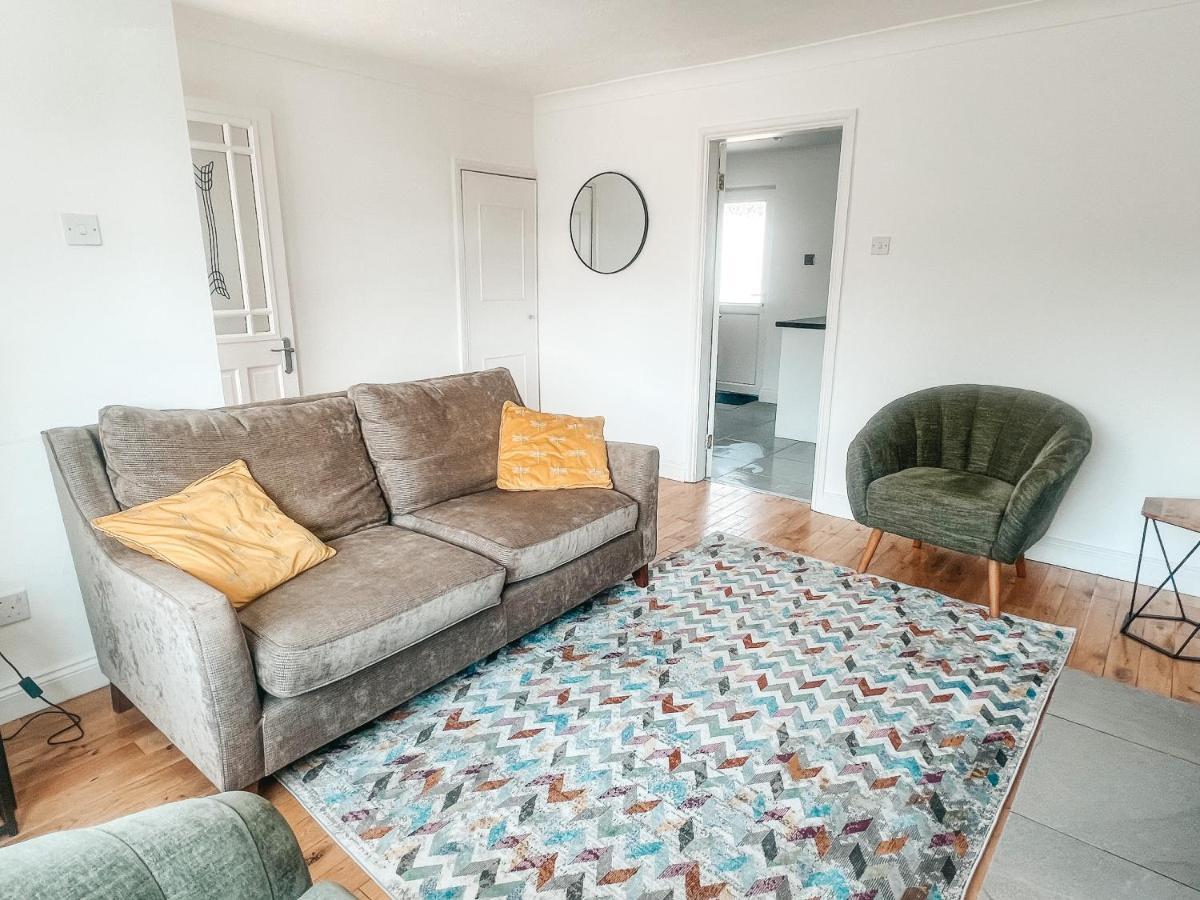 Staybynumbers - Spacious Three Bed House Royal Hillsborough Extérieur photo