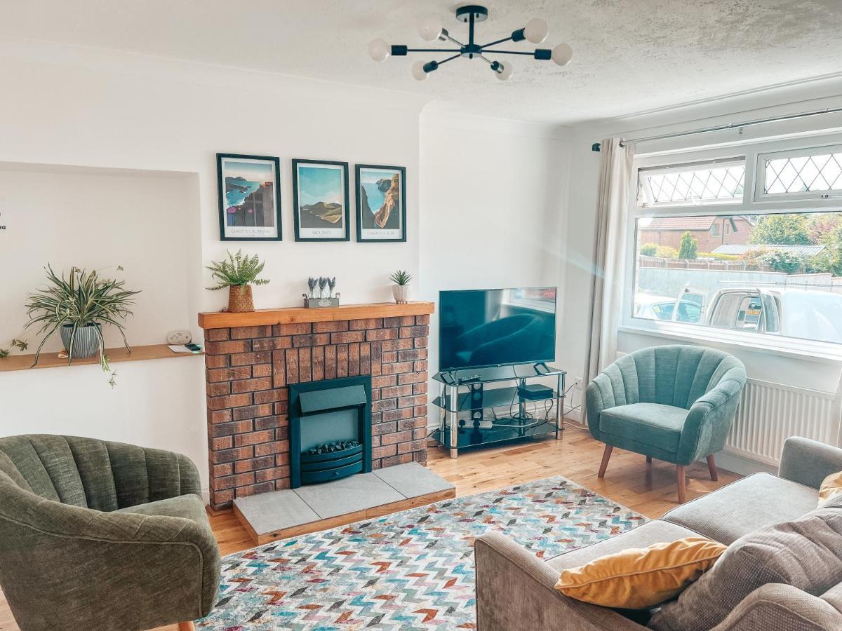 Staybynumbers - Spacious Three Bed House Royal Hillsborough Extérieur photo