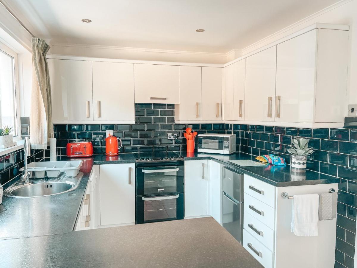 Staybynumbers - Spacious Three Bed House Royal Hillsborough Extérieur photo