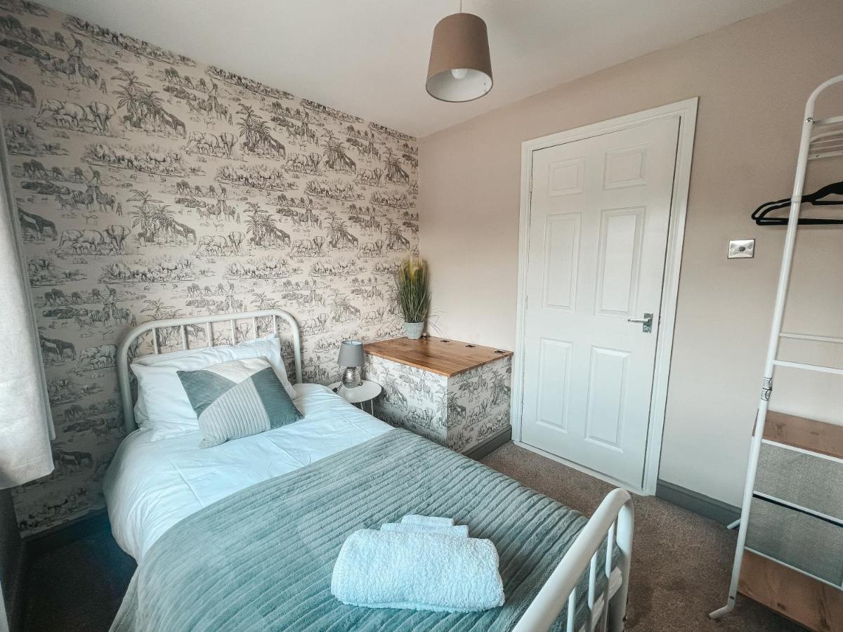Staybynumbers - Spacious Three Bed House Royal Hillsborough Extérieur photo