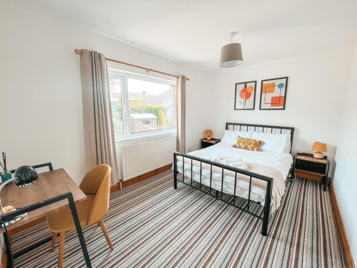 Staybynumbers - Spacious Three Bed House Royal Hillsborough Extérieur photo
