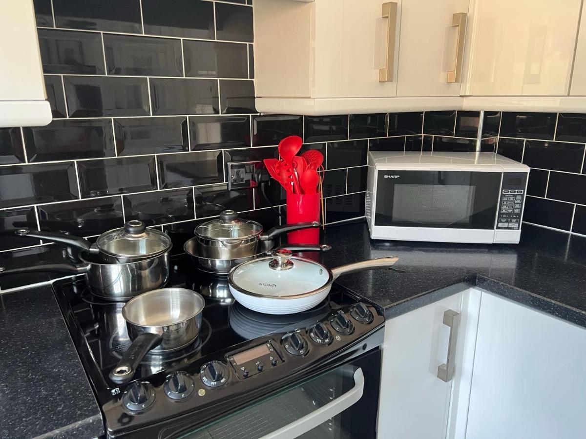 Staybynumbers - Spacious Three Bed House Royal Hillsborough Extérieur photo