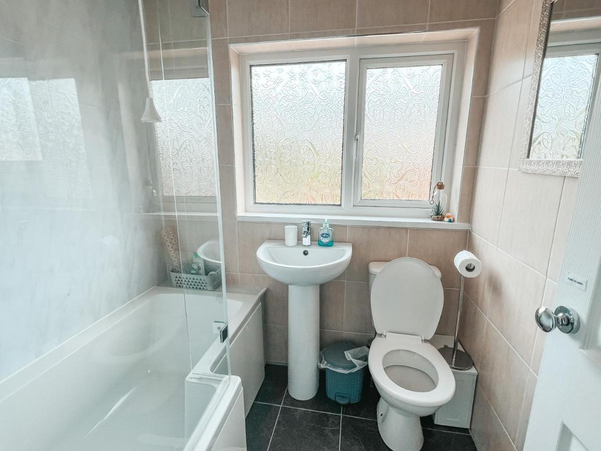 Staybynumbers - Spacious Three Bed House Royal Hillsborough Extérieur photo