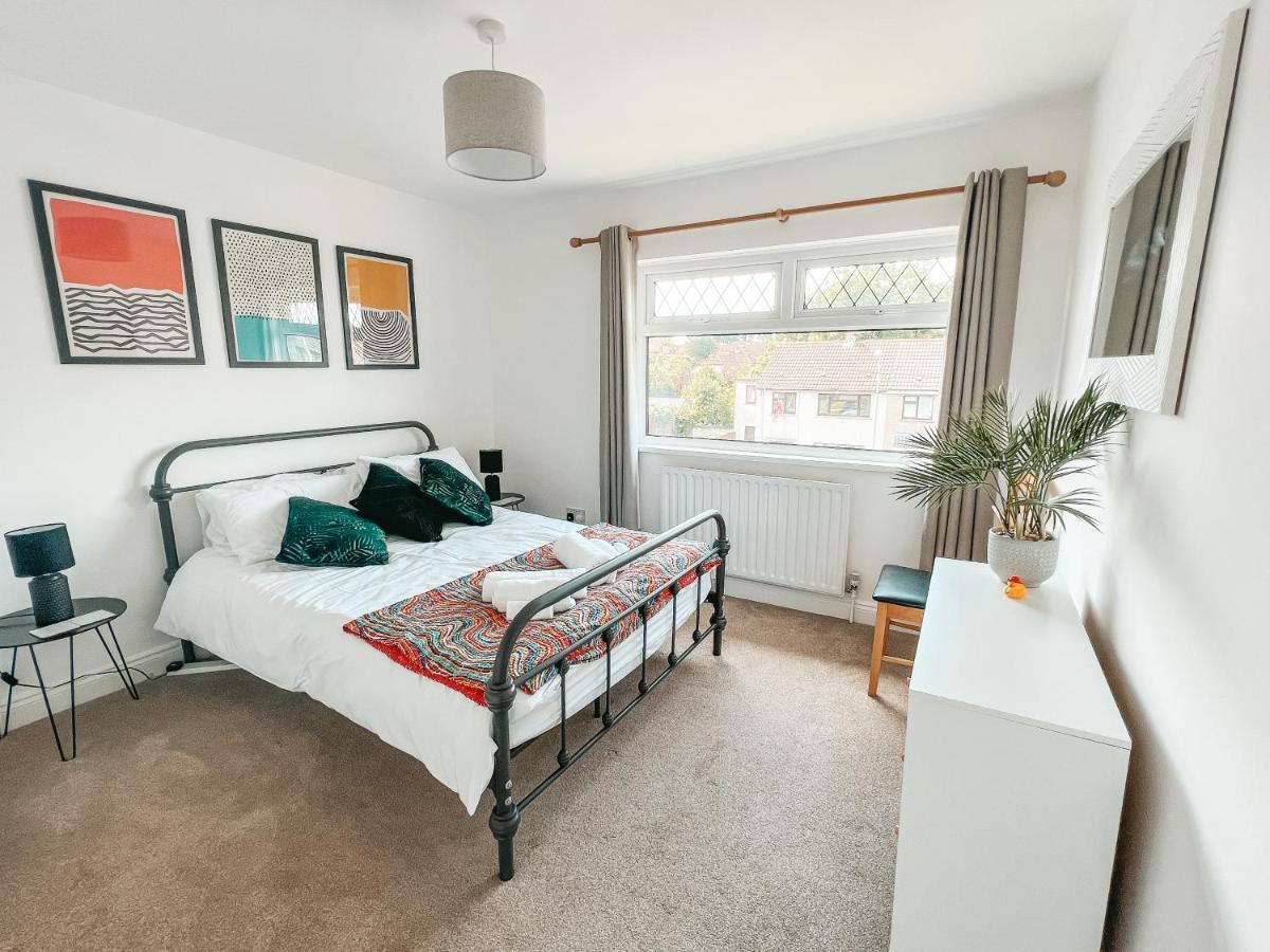 Staybynumbers - Spacious Three Bed House Royal Hillsborough Extérieur photo