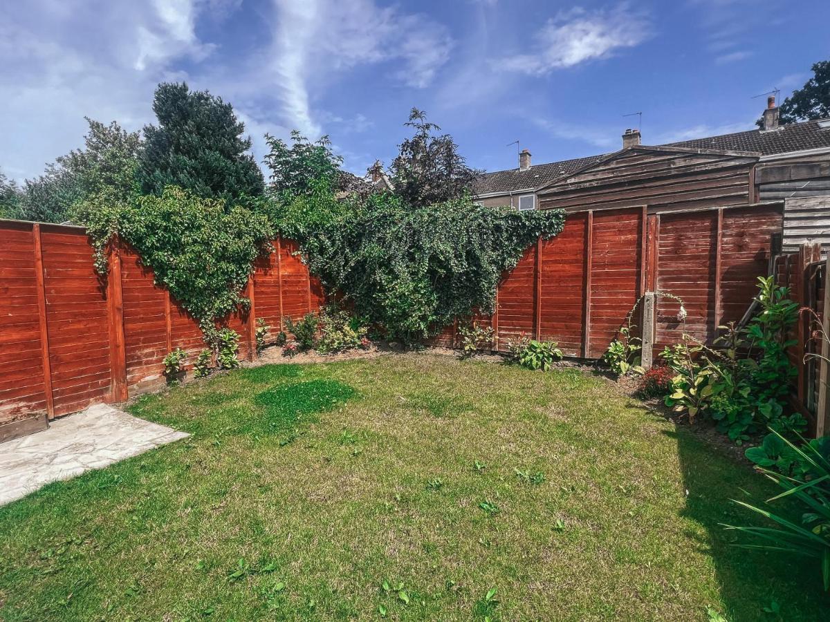 Staybynumbers - Spacious Three Bed House Royal Hillsborough Extérieur photo