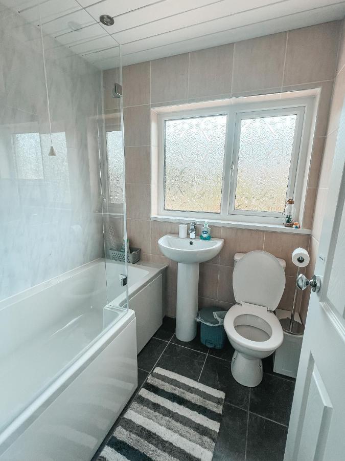Staybynumbers - Spacious Three Bed House Royal Hillsborough Extérieur photo