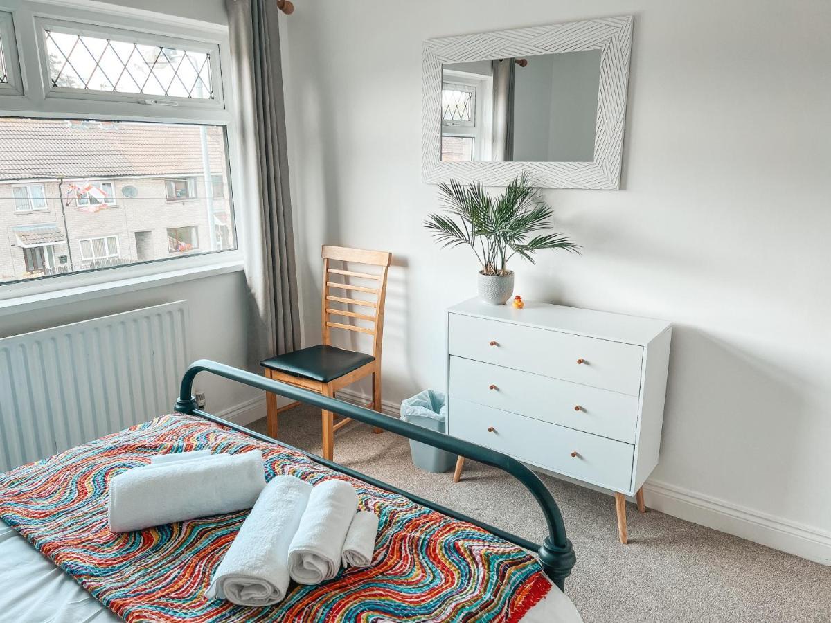 Staybynumbers - Spacious Three Bed House Royal Hillsborough Extérieur photo