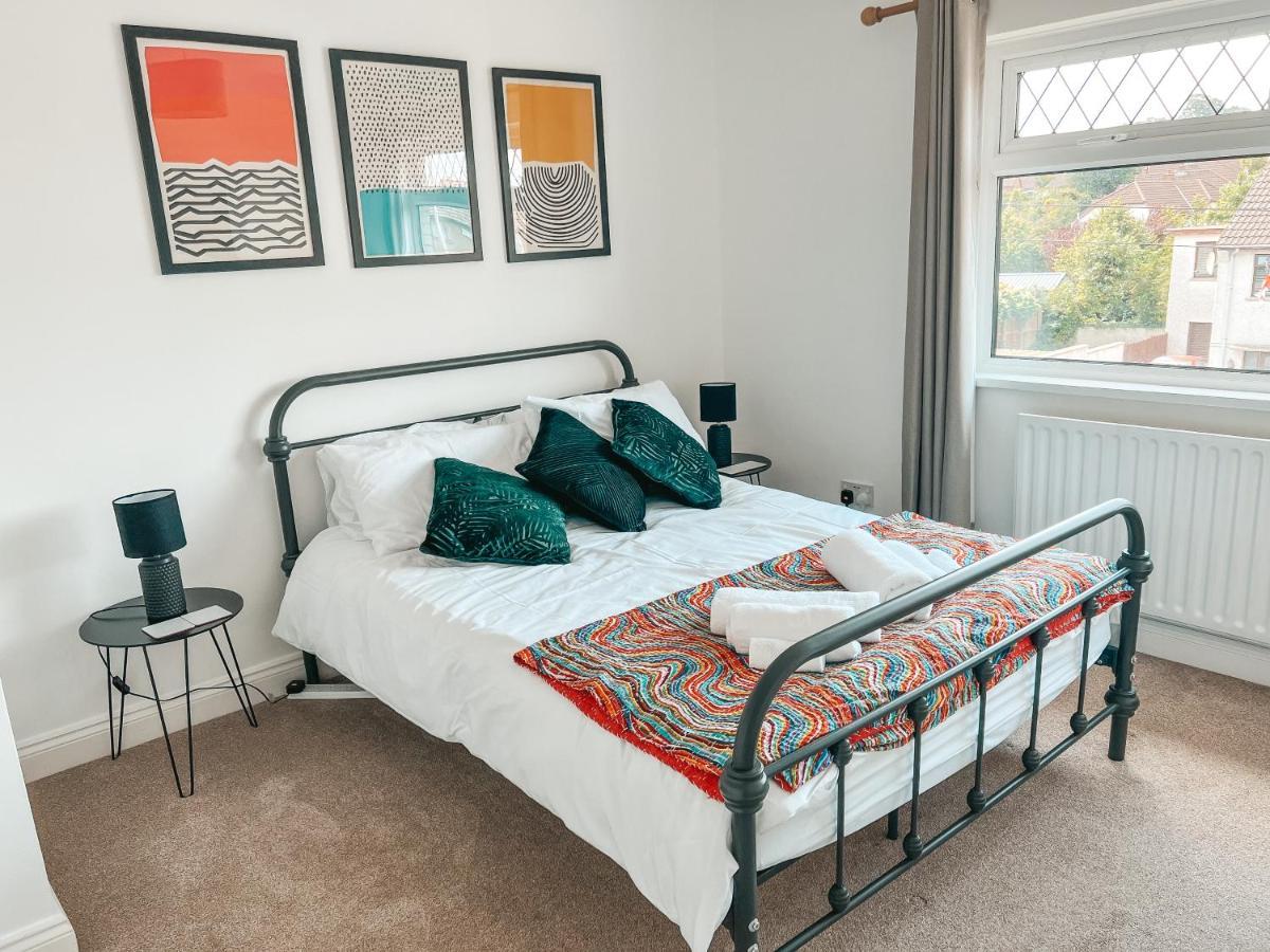 Staybynumbers - Spacious Three Bed House Royal Hillsborough Extérieur photo