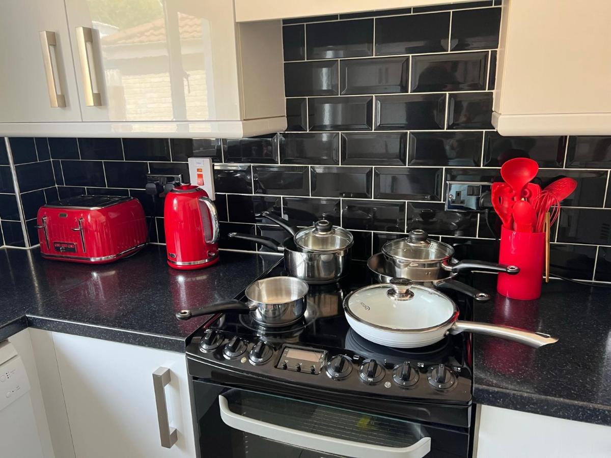 Staybynumbers - Spacious Three Bed House Royal Hillsborough Extérieur photo