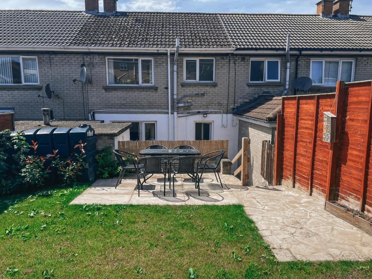 Staybynumbers - Spacious Three Bed House Royal Hillsborough Extérieur photo