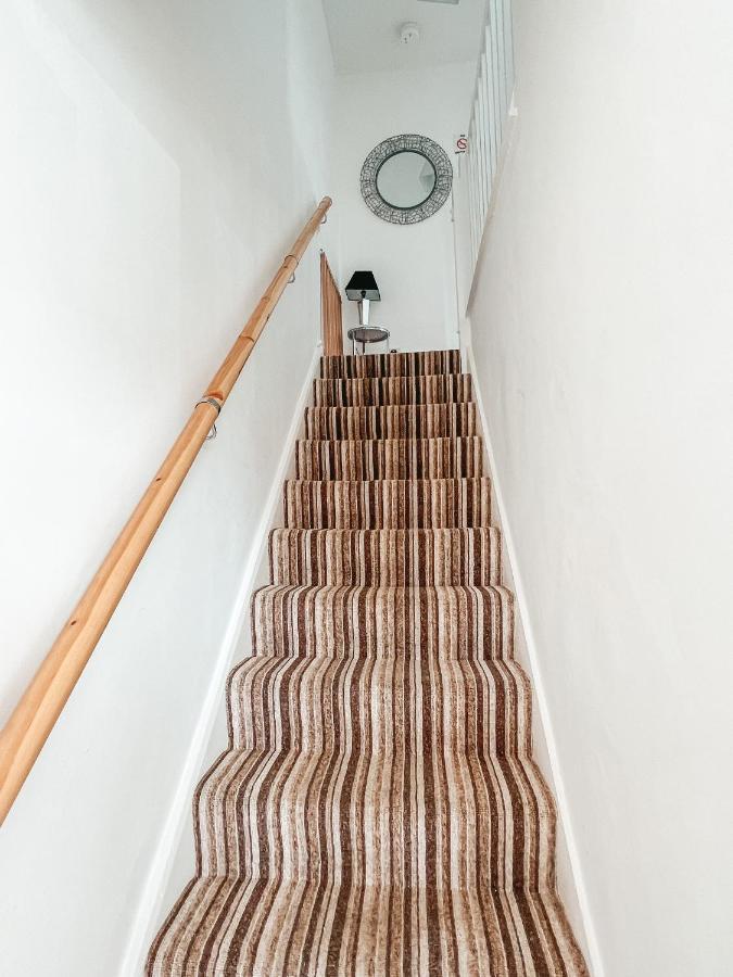 Staybynumbers - Spacious Three Bed House Royal Hillsborough Extérieur photo
