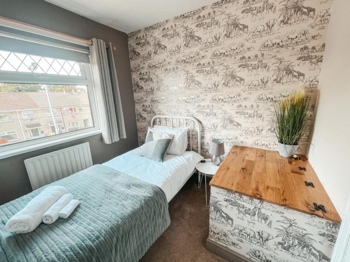 Staybynumbers - Spacious Three Bed House Royal Hillsborough Extérieur photo