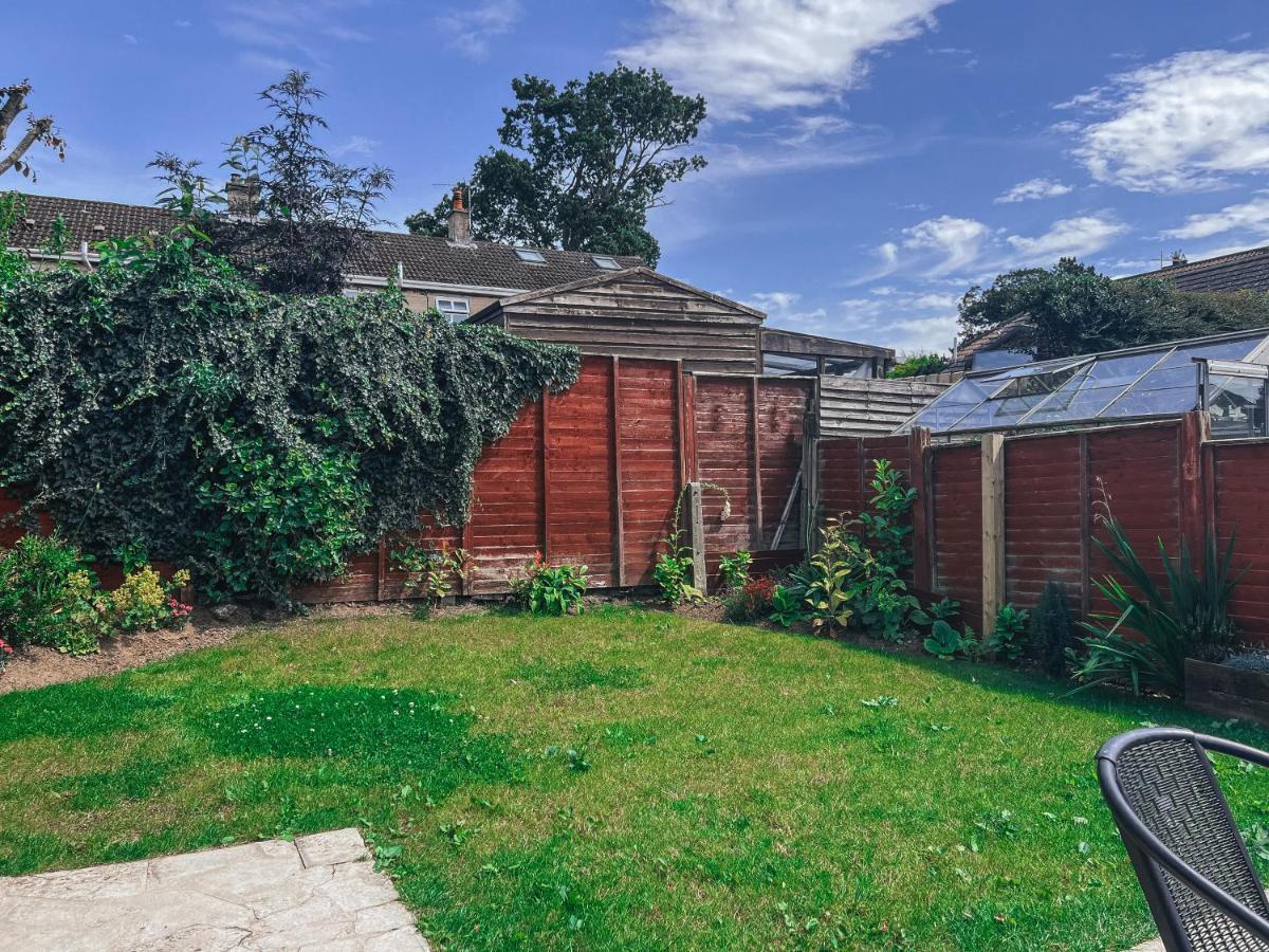 Staybynumbers - Spacious Three Bed House Royal Hillsborough Extérieur photo