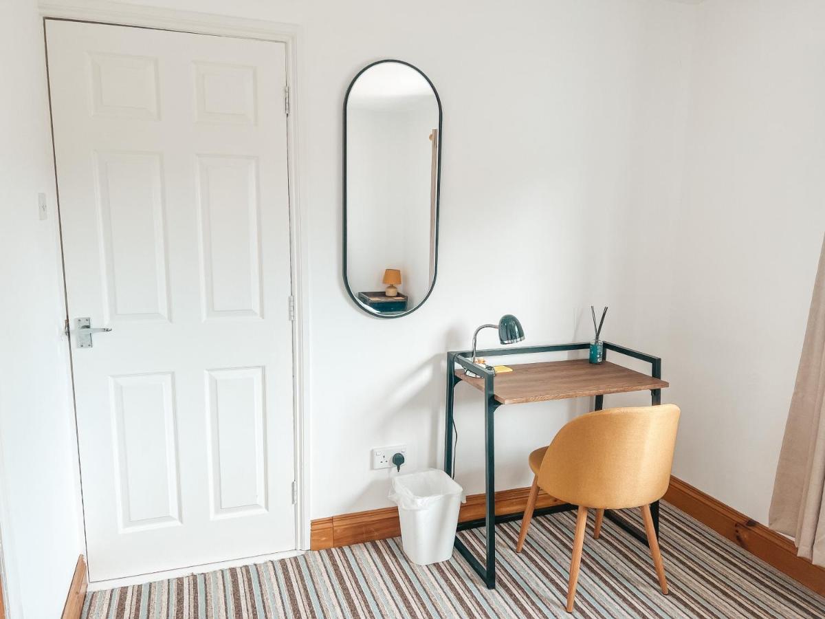 Staybynumbers - Spacious Three Bed House Royal Hillsborough Extérieur photo