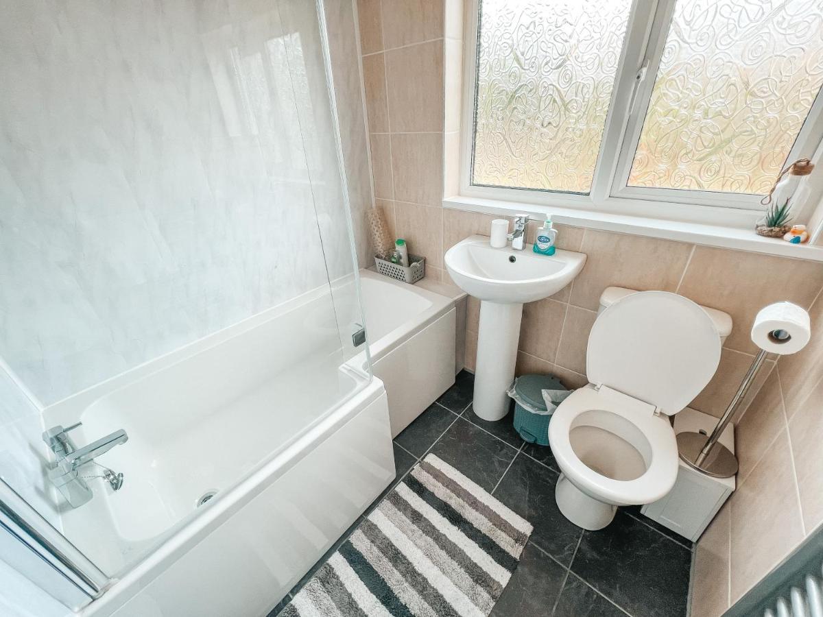 Staybynumbers - Spacious Three Bed House Royal Hillsborough Extérieur photo