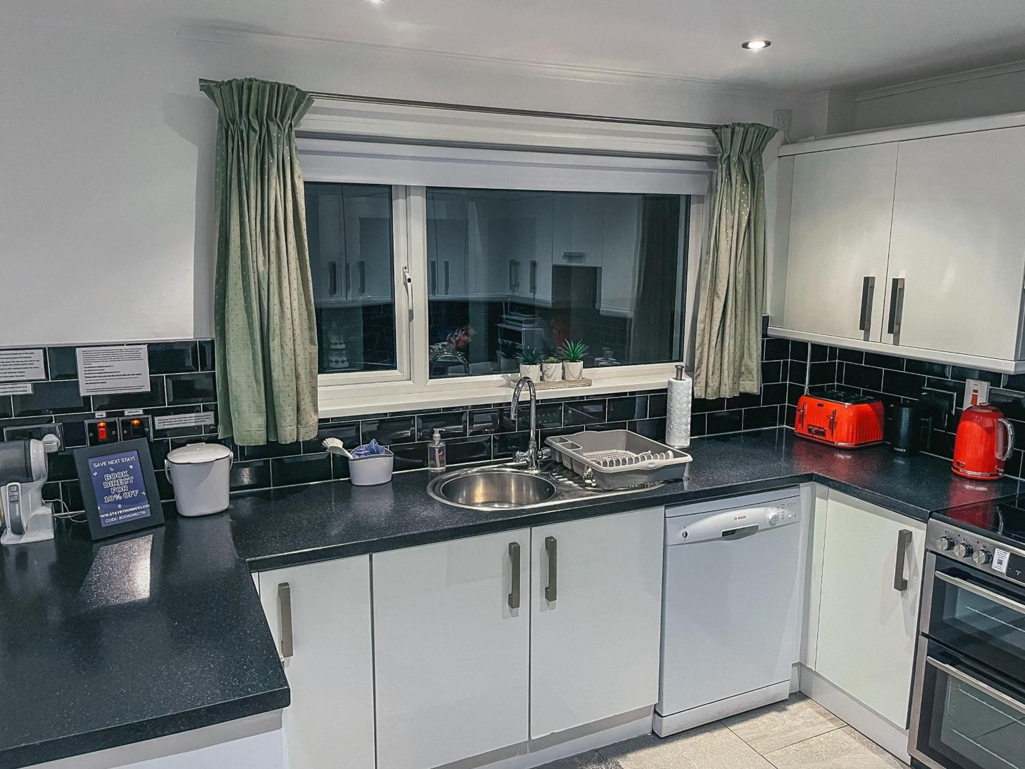 Staybynumbers - Spacious Three Bed House Royal Hillsborough Extérieur photo